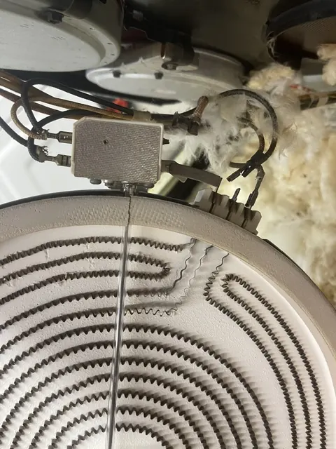 Radiant element and limiter under a glass cooktop